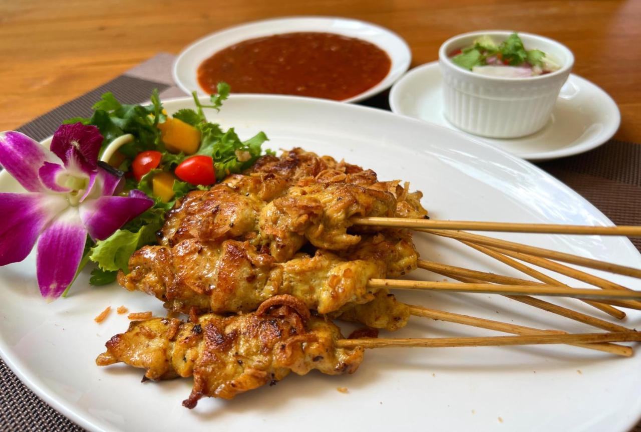 Patong Heights Hotel Exterior photo Thai chicken sate